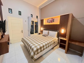 Standard Room | Desk, free WiFi, bed sheets - Clover Homestay (Probolinggo)
