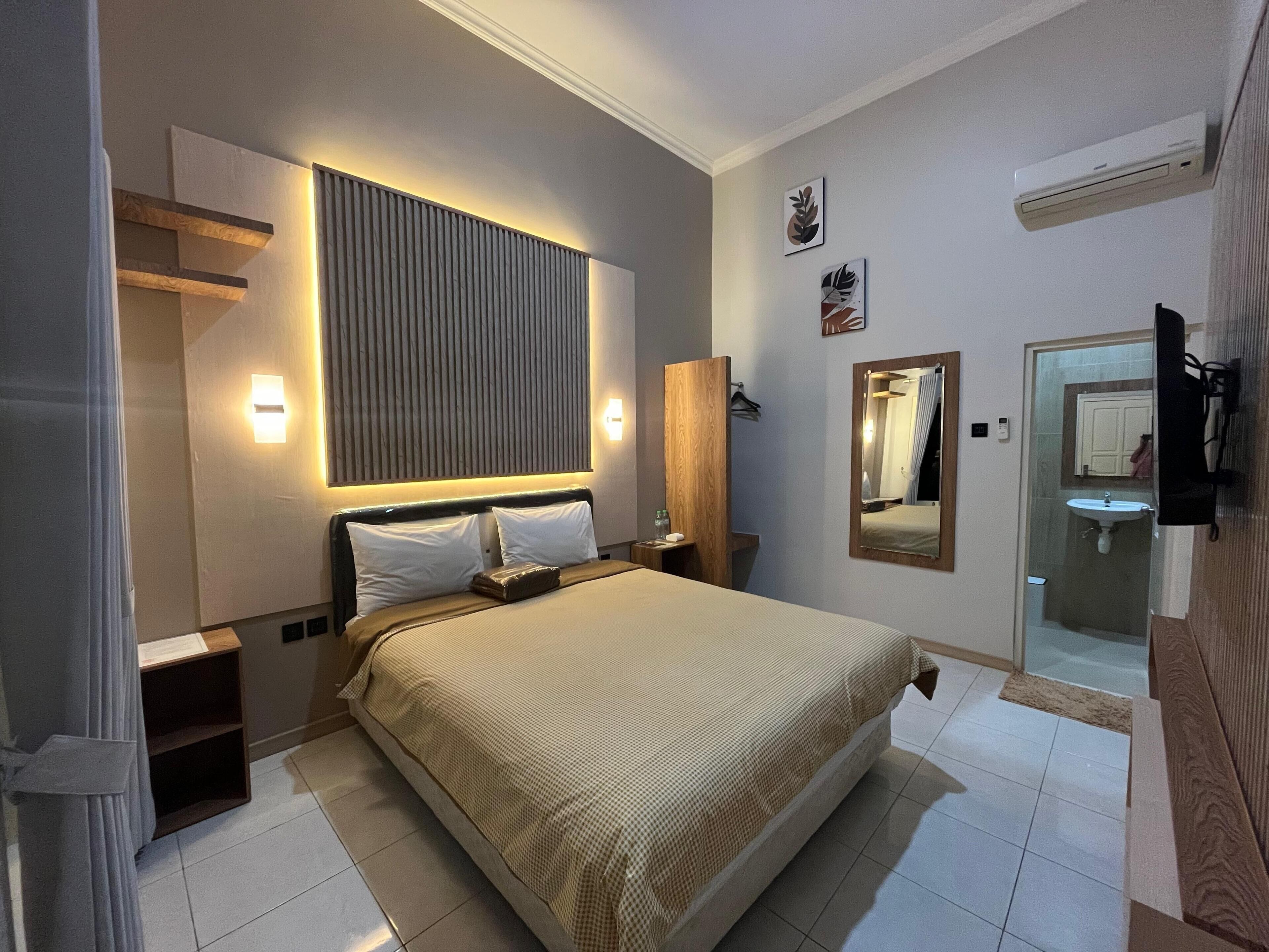 deluxe room | desk, free wifi, bed sheets