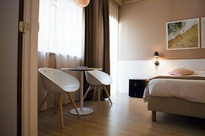 Down comforters, in-room safe, desk, free WiFi - Hotel Alfa Inn (Blankenberge)