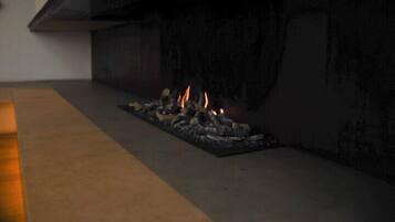 Ein moderner Kamin mit minimalistischem Design, gekennzeichnet durch eine elegante schwarze Umrandung und ein aufgeräumtes Erscheinungsbild.