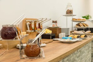 Café da manhã com buffet grátis todos os dias