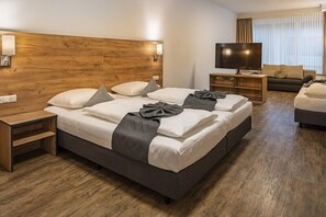 Familiekamer | Luxe beddengoed, een bureau, een laptopwerkplek