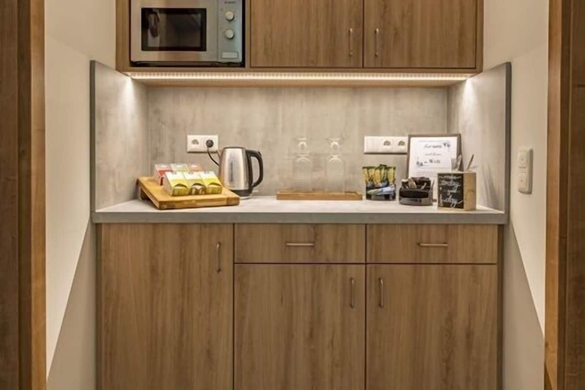 flat-screen tv, dvd player, toys, heated floors