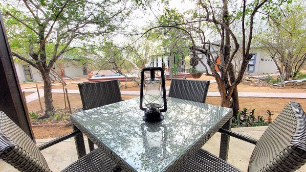 Familien-Suite, 2 Schlafzimmer, Poolblick, zum Garten hin | Terrasse/Patio