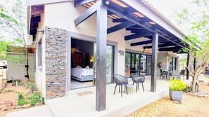 Quarto casal luxo, 1 cama King, para não fumantes, vista para a piscina | Roupas de cama de algodão egípcio, roupas de cama premium