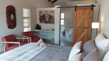 Deluxe Double Room, 1 Katil Raja (King), Non Smoking, Pool View | Cadar kapas Mesir, peralatan tempat tidur premium, busa memori