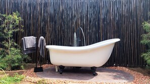 Quarto casal superluxo, 1 cama King, vista para a piscina, no jardim | Banheiro | Chuveiro, chuveiro com efeito de chuva