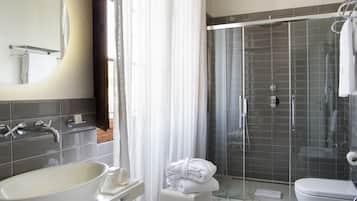 Douche, articles de toilette (gratuits), séchoir à cheveux, pantoufles