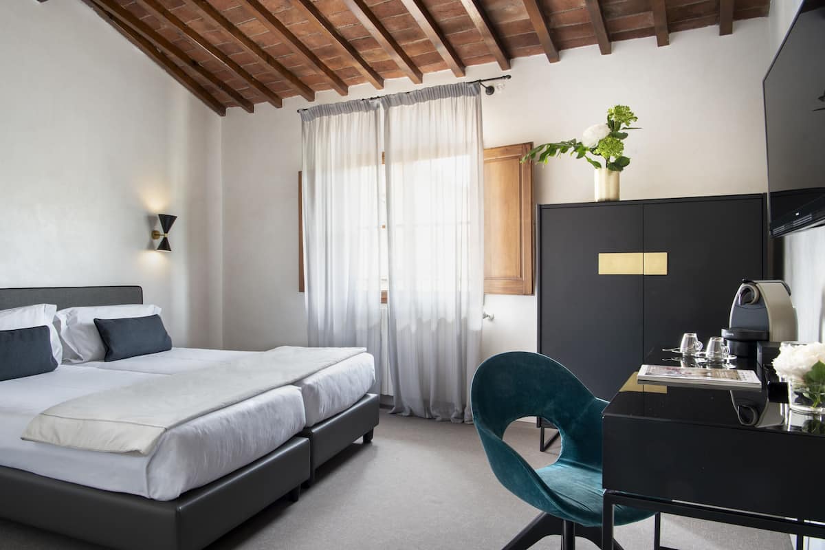 Een minibar, een kluis op de kamer, een bureau, gratis wifi