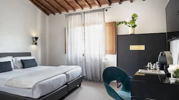 Minibar, coffres-forts dans les chambres, bureau, Wi-Fi gratuit