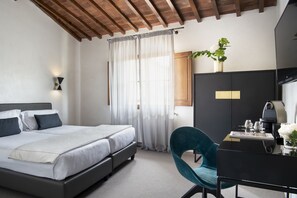 Minibar, Zimmersafe, Schreibtisch, kostenloses WLAN