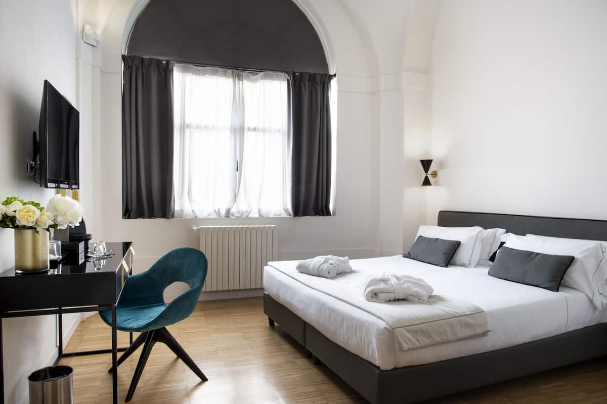 Een minibar, een kluis op de kamer, een bureau, gratis wifi