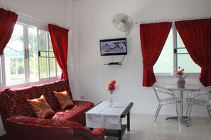 Deluxe Home with Balcony | 거실 | 위성 채널 시청이 가능한 32인치 평면 TV, TV