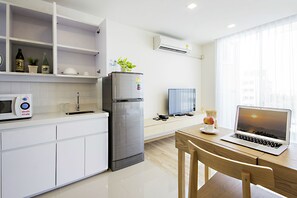 Studio, Ocean View | Premium bedding, in-room safe, desk, bed sheets - Karin Hotel And Serviced Apartment (Si Racha)