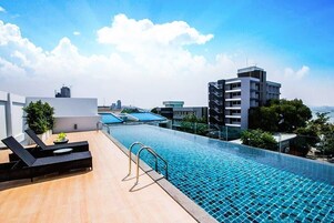 Una piscina al aire libre, tumbonas