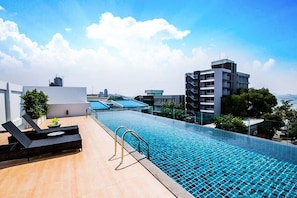 Outdoor pool, sun loungers - Karin Hotel And Serviced Apartment (Si Racha)