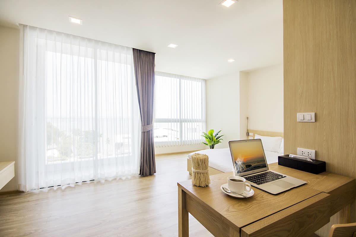 Luxe beddengoed, een kluis op de kamer, een bureau, beddengoed