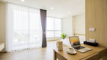 Bộ đồ giường cao cấp, két bảo mật tại phòng, bàn, bộ trải giường
