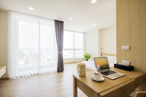 Premium bedding, in-room safe, desk, bed sheets - Karin Hotel And Serviced Apartment (Si Racha)