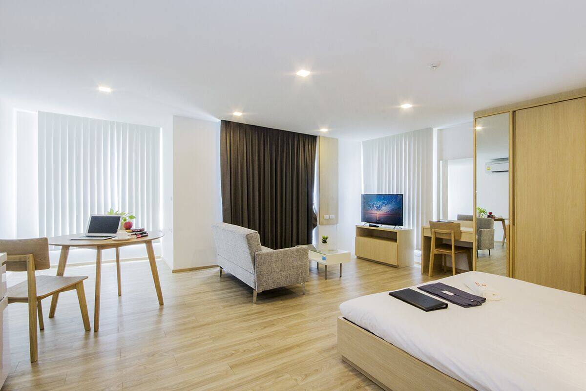 Premium studio, 1 kingsize bed | Woonruimte | Een 56-inch flatscreentelevisie met kabelzenders en televisie