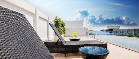 Piscine extérieure, chaises longues