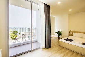 开间, 海洋景观 | 高档床上用品、客房内保险箱、办公桌、床单