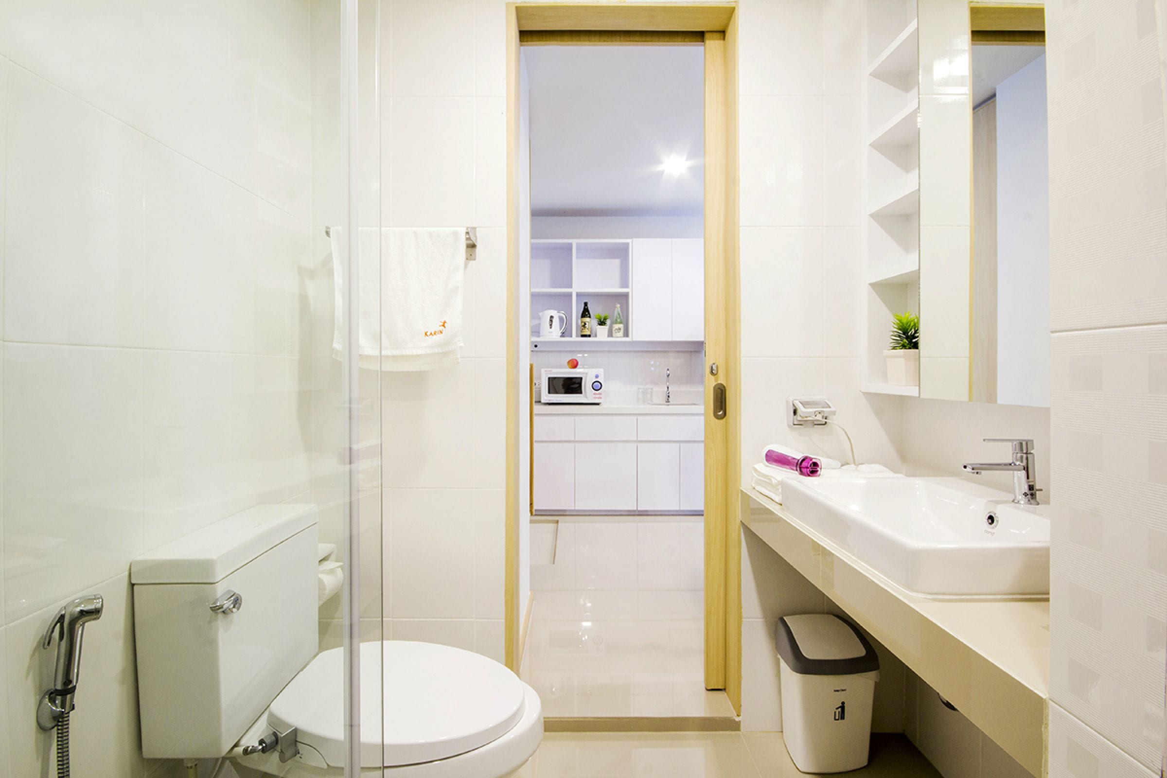 Ein modernes Badezimmer mit Toilette, Dusche und Waschbecken.