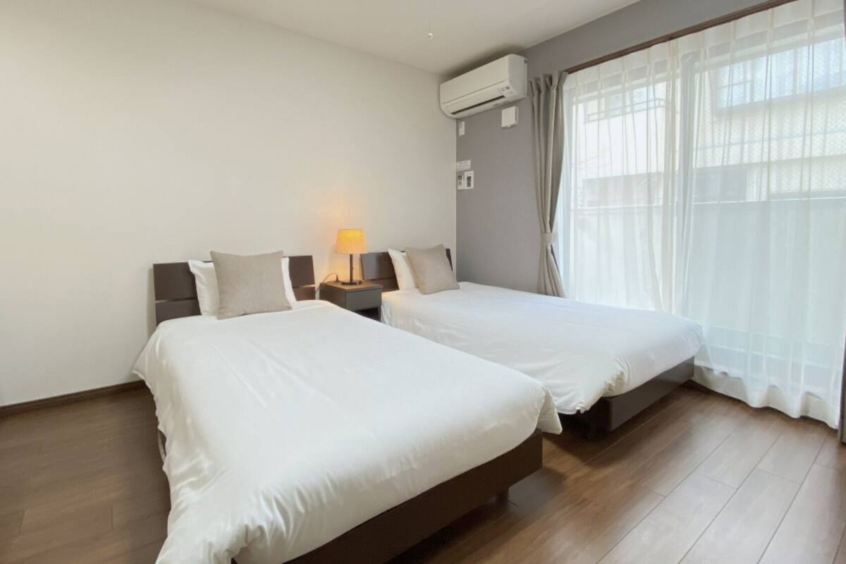 Escritorio, wifi gratis, ropa de cama