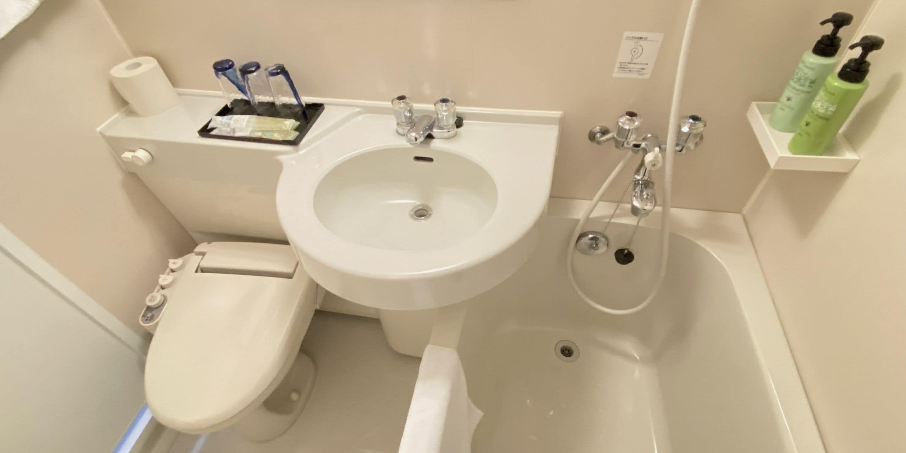 Un baño con inodoro, bidé, lavamanos y bañera.