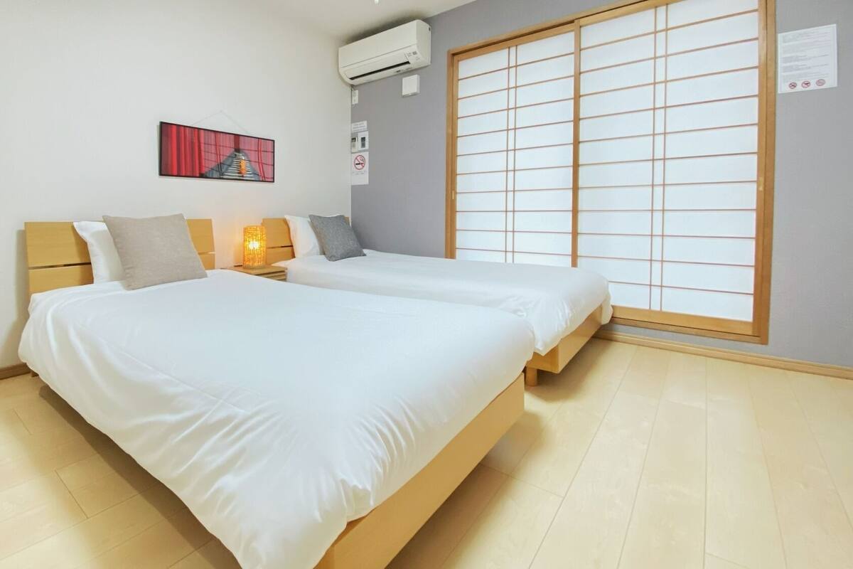 Escritorio, wifi gratis, ropa de cama