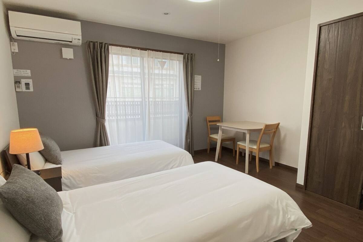 Escritorio, wifi gratis, ropa de cama