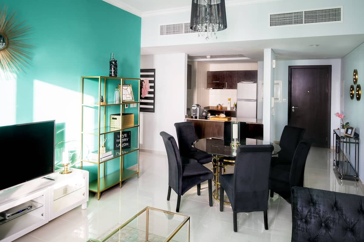 Executive Apartment, 2 Bedrooms, Marina View | In-room dining