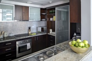 Comfort Apartment, 2 Bedrooms, Balcony, Partial Ocean View | Private kitchen