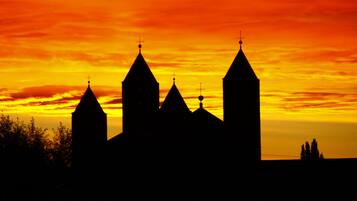 Silueta de una iglesia con múltiples agujas contra un cielo al atardecer.