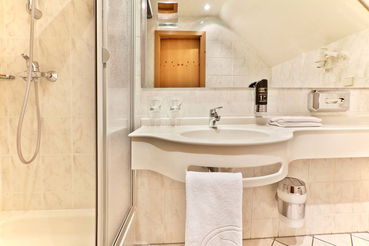 single room | bathroom | free toiletries, hair dryer, towels