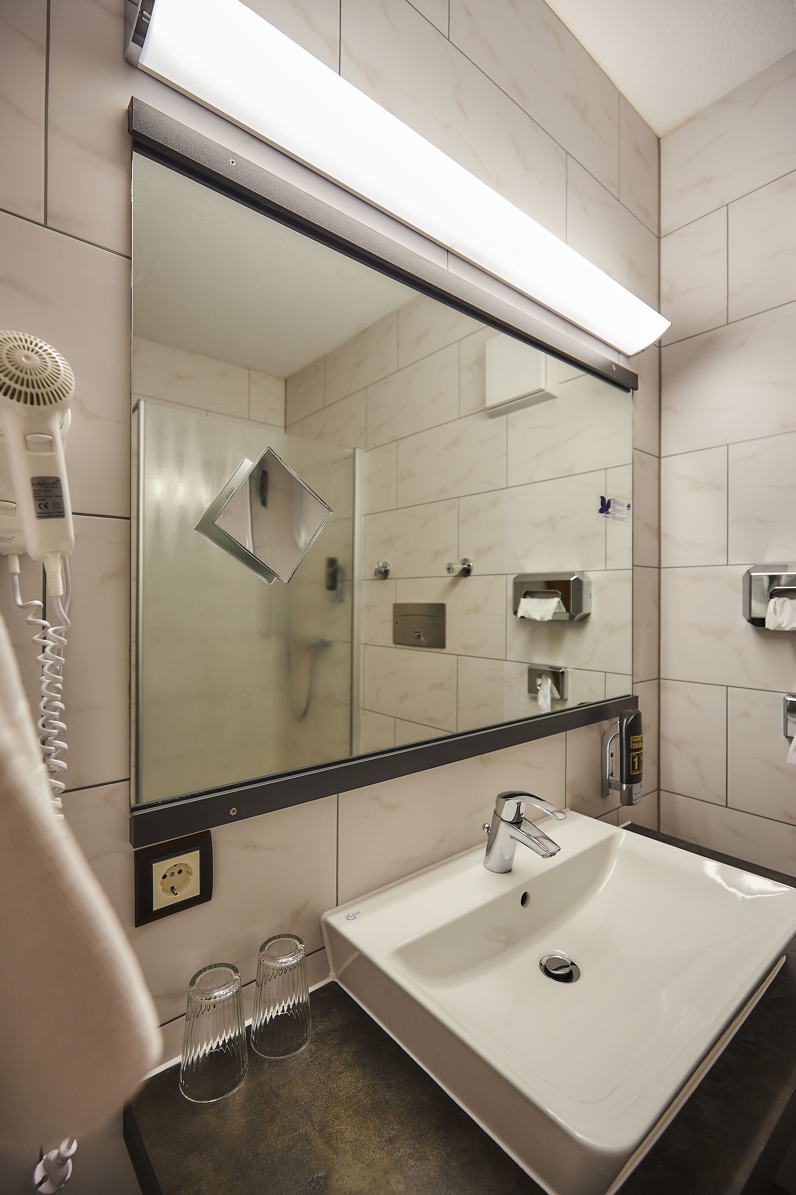 single room, bathtub | bathroom | free toiletries, hair dryer, towels