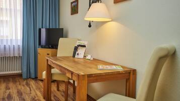 Doppelzimmer, Badewanne | Wohnbereich | 82-cm-LCD-Fernseher mit Satellitenempfang, Fernseher