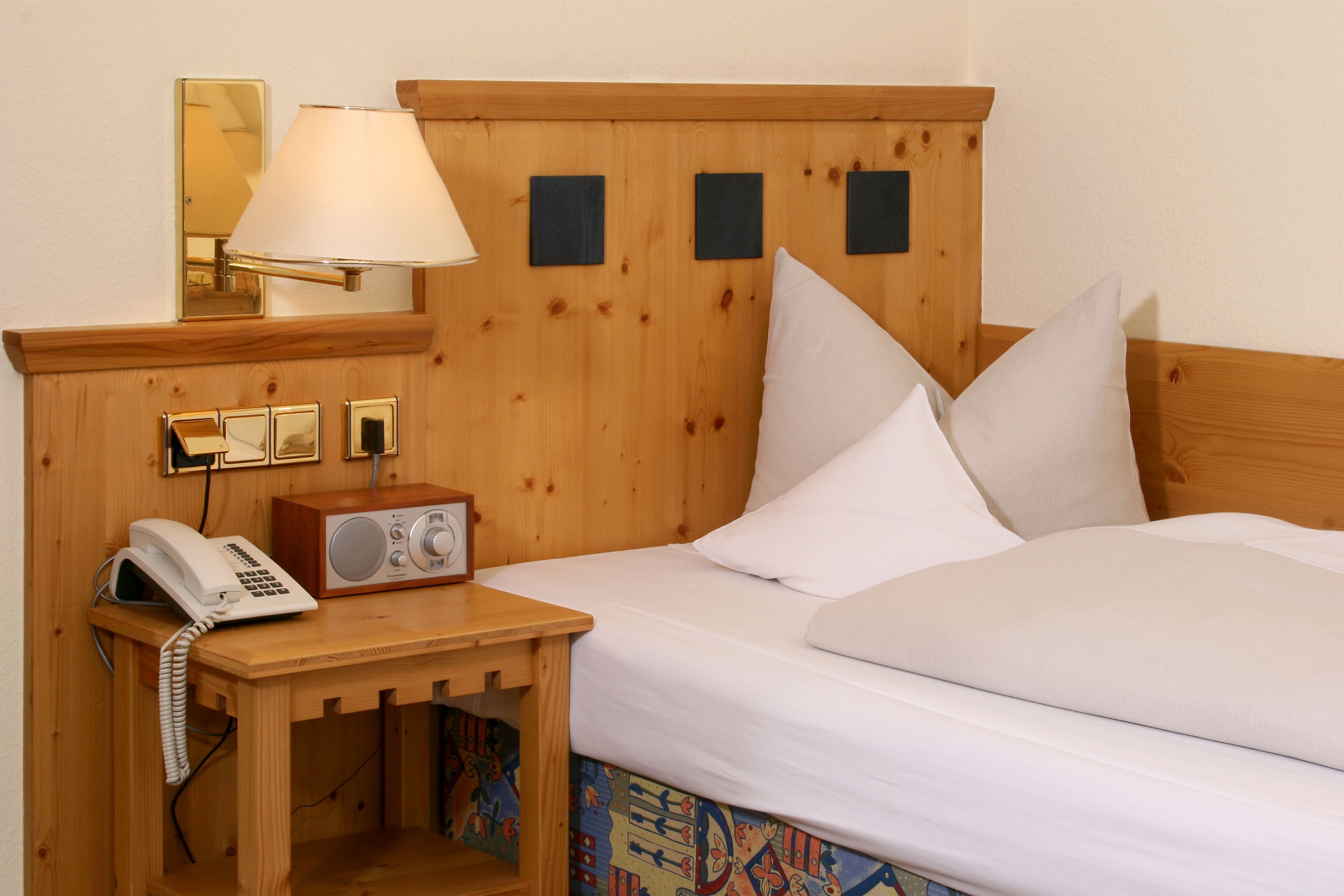 single room | 1 bedroom, minibar, in-room safe, desk