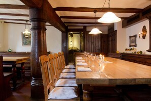 Lunsj og middag serveres, lokale retter