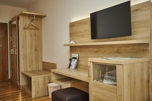 双人房, 阳台 | 起居区 | 82-厘米液晶电视 （配备卫星频道）、电视