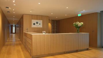Couples treatment rooms, sauna, hot tub, steam room, hot springs