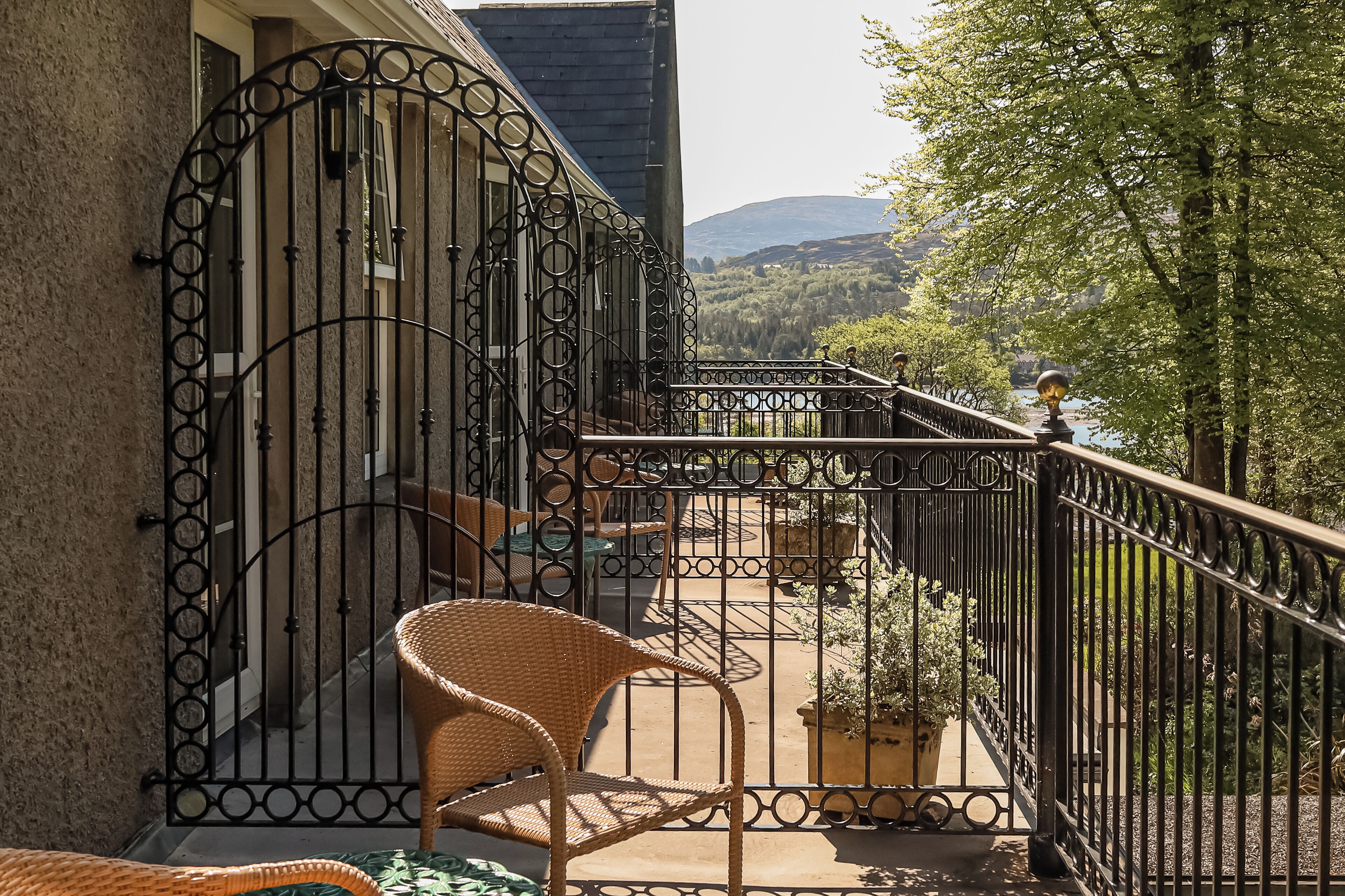 เครื่องนอนระดับพรีเมียม, ตู้นิรภัยในห้องพัก, โต๊ะทำงาน