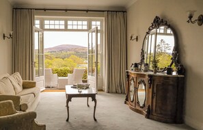 Premium tweepersoonskamer | Luxe beddengoed, een kluis op de kamer, een bureau