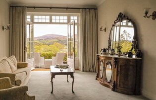 Ropa de cama de alta calidad y caja de seguridad en la habitación