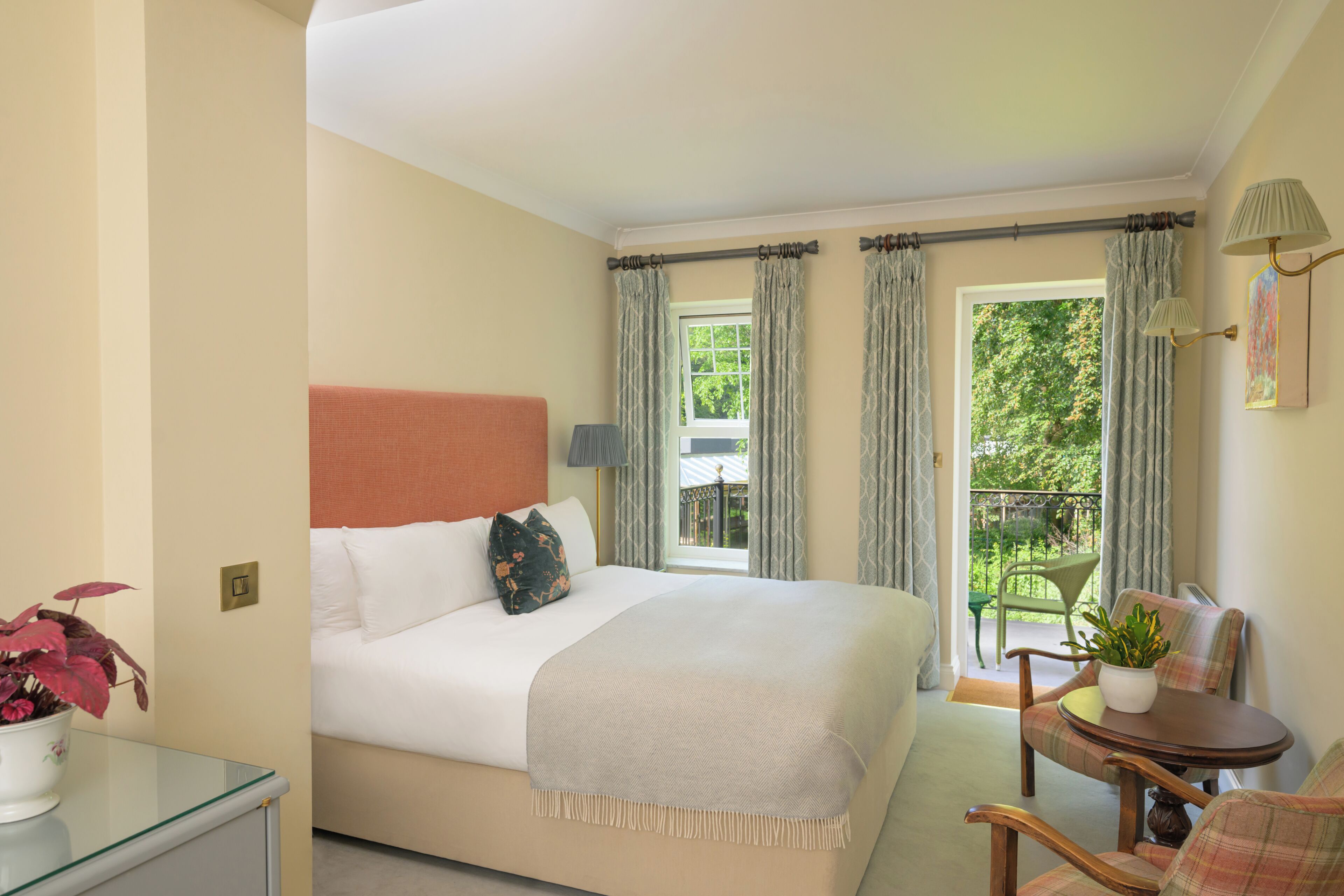Classic Queen with Balcony | Premium bedding, minibar (free items), in-room safe, desk