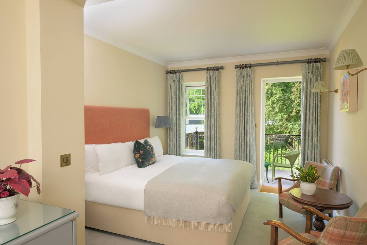 Classic Queen with Balcony | Premium bedding, minibar (free items), in-room safe, desk