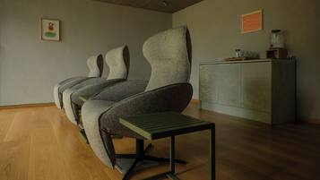 Couples treatment room(s), sauna, hot tub, steam room