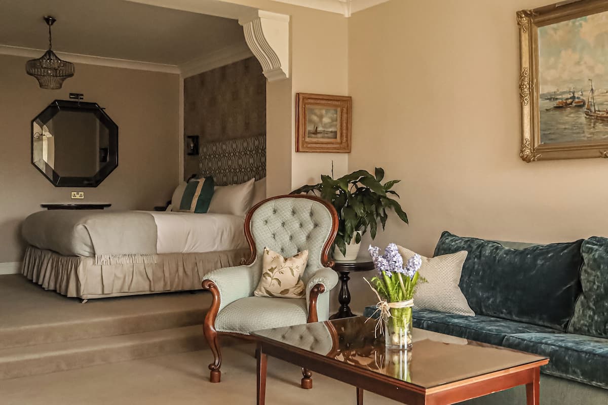 Superior Bay King | 1 bedroom, premium bedding, in-room safe, desk