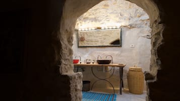 جناح جونيور - منظر للجبل | حمام | تجهيزات دش، مستلزمات فاخرة للعناية الشخصية، مجففات شعر، مناشف