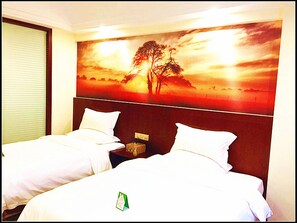 Quarto duplo luxo | Roupas de cama premium, frigobar, cofres nos quartos, escrivaninha